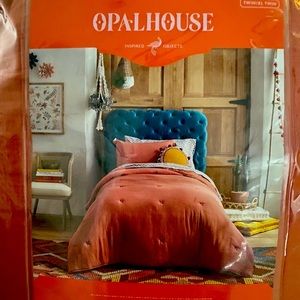New without packaging Twin XL opalhouse comforter